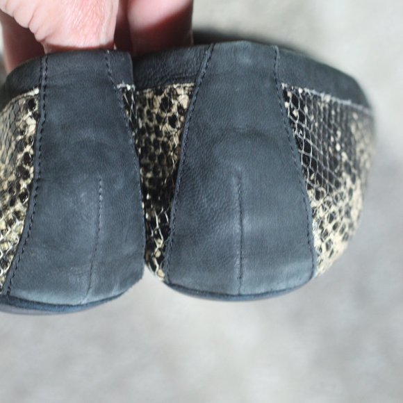 Bacio 61 Size 9.5 Snakeskin Flats - Picture 3 of 3